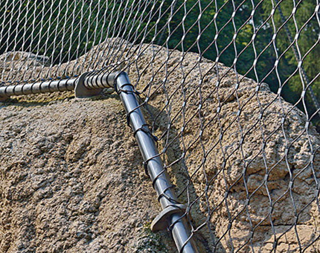Raccordement au sol des filets inox d'enclos de zoo