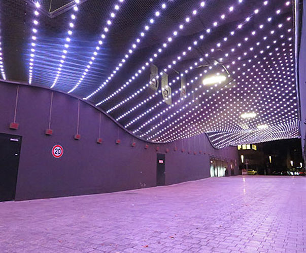 Illumination de galerie commerciale avec des Led sur filet inox X-LED