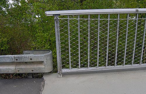 Brückensanierung, bestehende Geländer X-TEND Edelstahl-Seilnetz