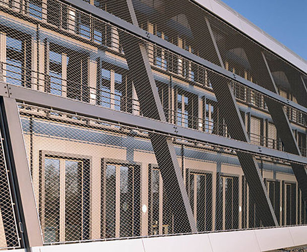 X-TEND Netz Fassade an Randrohr Carl Stahl Architektur